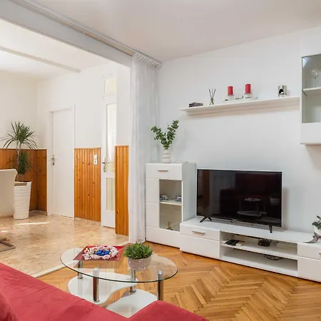 Garden Vista Apartment *